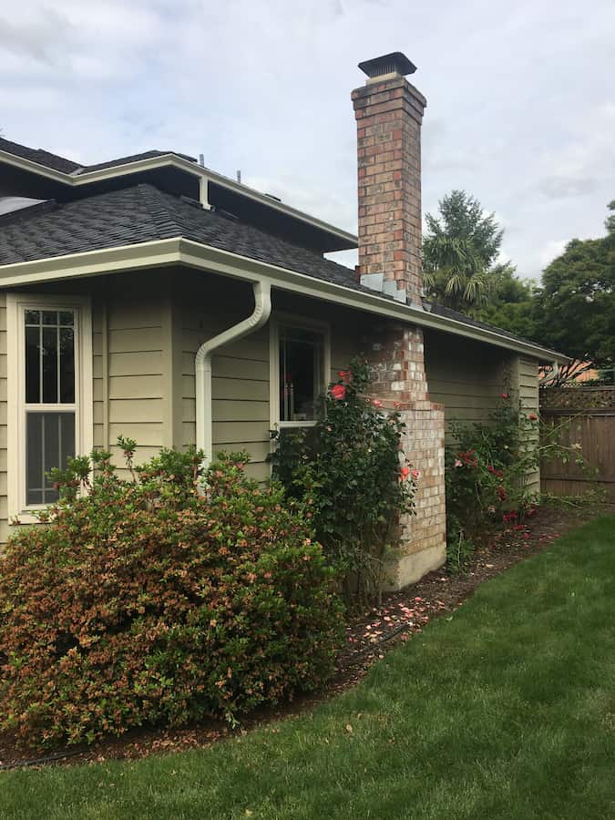 Linen-colored box-bottom gutter with a high-capacity max-flow outlet